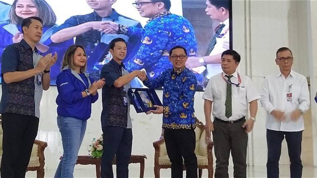 Penyerahan cenderamata dari pihak BCA ke pihak Rektorat Universitas Sam Ratulangi Manado.