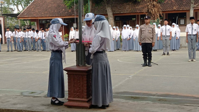 Tingkatkan Kedisiplinan, Polsek Ngantri Berikan Pembinaan di SMP I Athohiriyah