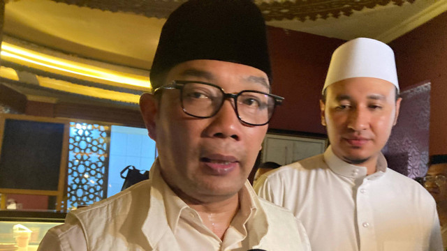 Calon Gubernur nomor urut 01 Ridwan Kamil menjawab pertanyaan wartawan di Abunawas Restaurant, Jakarta Selatan, Senin (28/10/2024). Foto: Alya Zahra/kumparan 