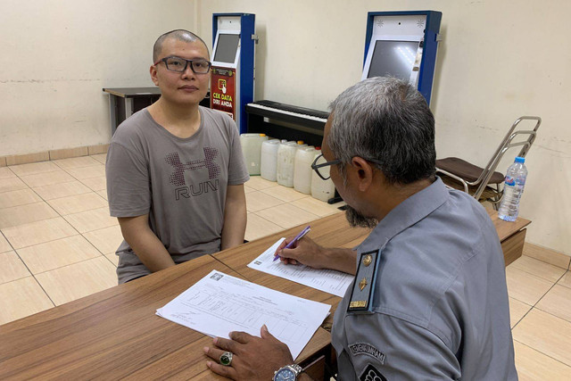 Terpidana Gregorius Ronald Tannur saat melengkapi dokumen di Rutan Kelas 1 Medaeng, Surabaya. Foto: Kemenkumham Jatim