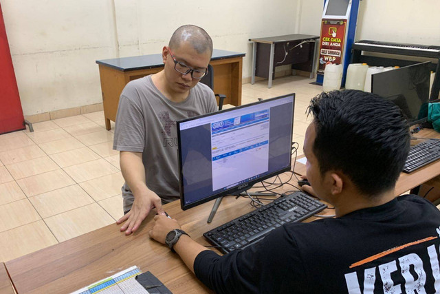 Terpidana Gregorius Ronald Tannur saat melengkapi dokumen di Rutan Kelas 1 Medaeng, Surabaya. Foto: Kemenkumham Jatim