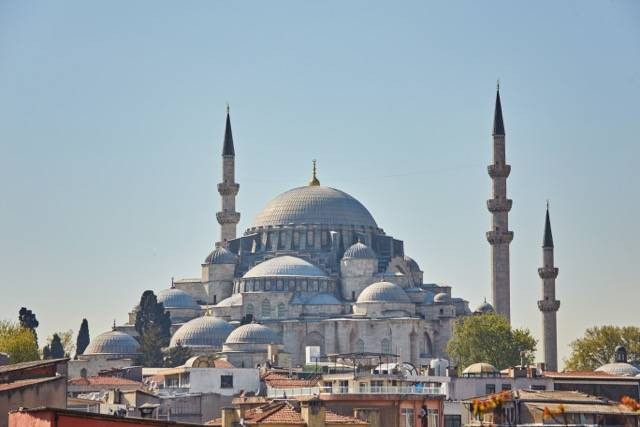 Masjid Sulaimaniye warisan kekaisaran Ottoman di Istanbul yang menjadi inspirasi arsitektur pembangunan Masjid Namazgjah di Tirana Albania. (sumber: https://www.freepik.com/free-photo/building-with-domes-turrets_1013311.htm#fromView=search&page=1&position=6&uuid=9f40a9c5-0301-4c00-accf-a41245c8566a) 