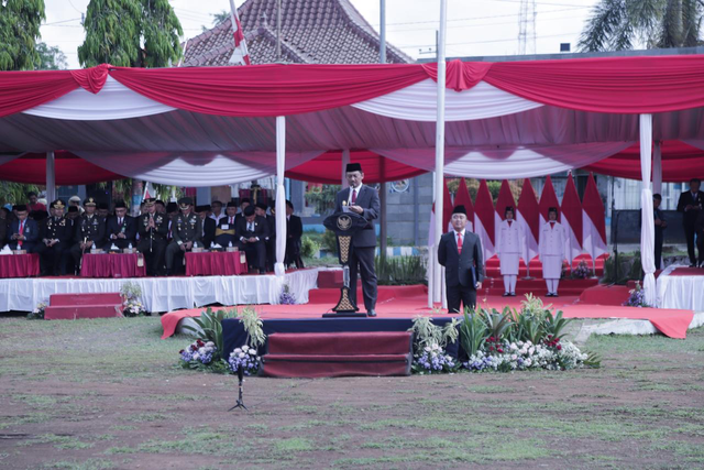 Pjs Bupati Jember, Imam Hidayat saat memimpin apel peringatan Hari Sumpah Pemuda di lapangan Sukorambi, Senin (28/10/2024). Foto: Dok. Istimewa