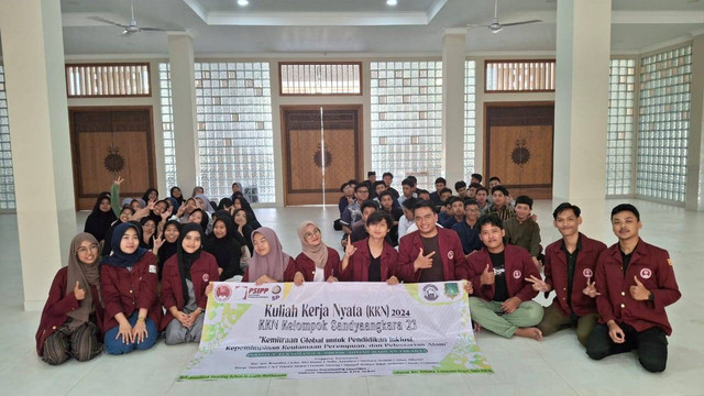 Foto Bersama Santriawan & Santriawati Tingkat SMA MBS Ki Bagus Hadikusumo 2