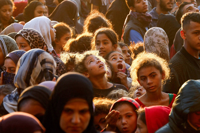 Warga Palestina antre untuk membeli roti di toko roti di Khan Younis, Jalur Gaza selatan, Senin (28/10/2024). Foto: Mohammed Salem/REUTERS 