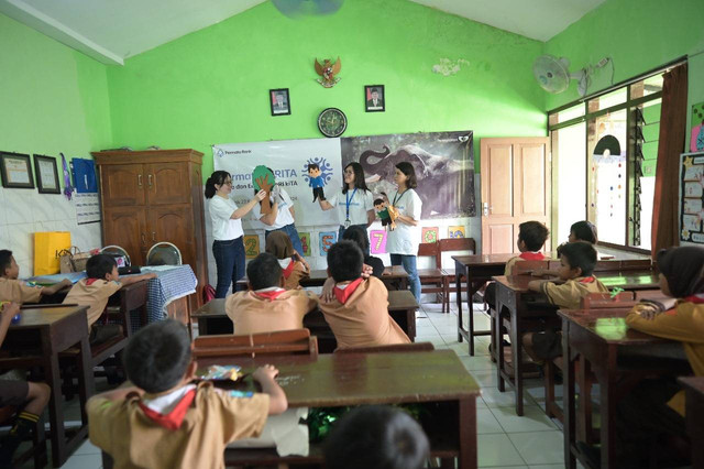 Kegiatan literasi keuangan yang digelar di salah satu sekolah di Surabaya. 