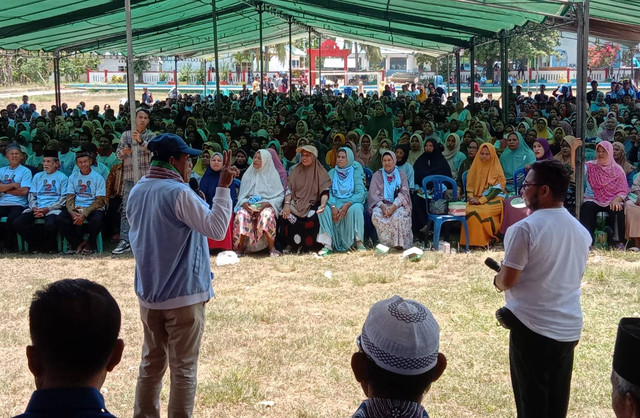 Hugua saat berkampanye di Kecamatan Pasarwajo, Kabupaten Buton.