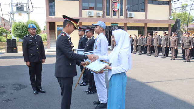 Kapolres Bojonegoro AKBP Mario Prahatinto, saat memberikan penghargaan kepada pelajar berprestasi. Senin (28/10/2024) (Aset: Istimewa)