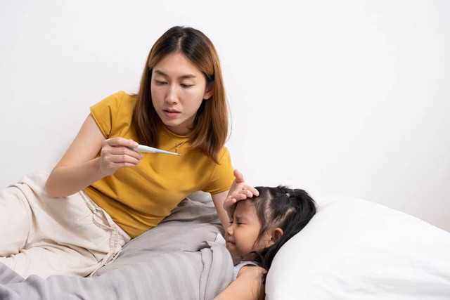 Tanda anak demam yang perlu dibawa ke dokter. Foto: BritCast Studio/Shutterstock