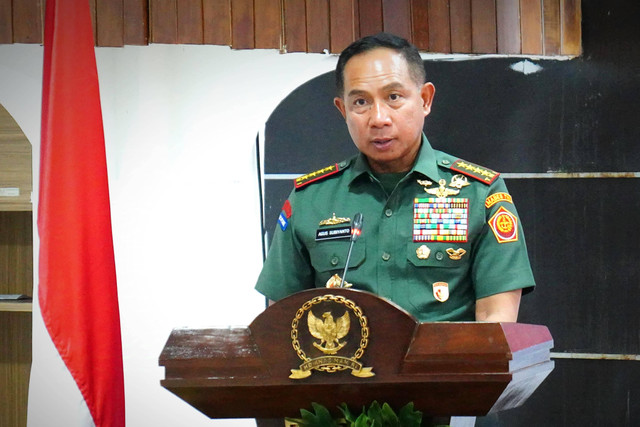 Panglima TNI Jenderal TNI Agus Subiyanto memberikan sambutan saat menghadiri acara Nota Kesepahaman tentang Pemajuan dan Perlindungan HAM di Lingkungan TNI bertempat di Kantor Komnas HAM RI, Jakarta Pusat, Senin (28/10/2024). Foto: Puspen TNI