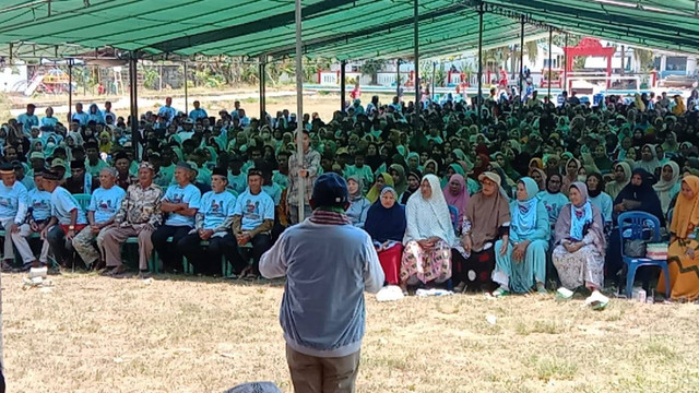 Hugua saat kampanya di Pasar Wajo. Foto: Dok. Istimewa.