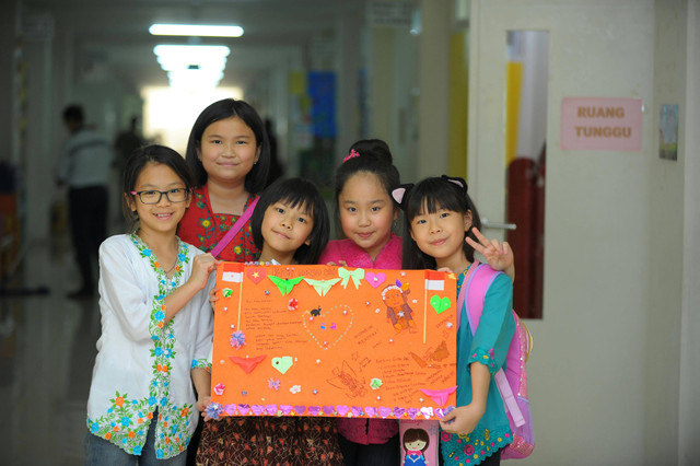 https://images.pexels.com/photos/18414676/pexels-photo-18414676/free-photo-of-wanita-perempuan-kaum-wanita-sekolah.jpeg