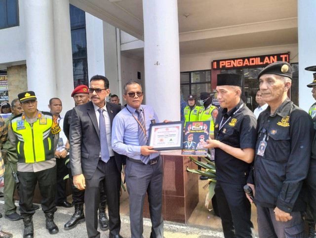 Perwakilan serikat saat menyerahkan plakat tanda apresiasi kepada perwakilan PT Palembang, Foto : Ist