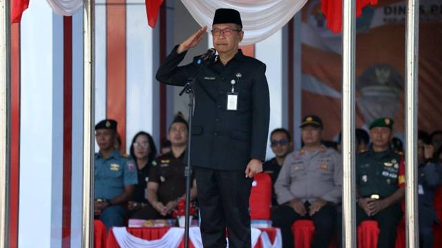 Asisten Administrasi Umum Sekda Sitaro, dr Semuel E Rauel MKes, saat menjadi inspektur upacara peringatan Hari Sumpah Pemuda di Kabupaten Sitaro.