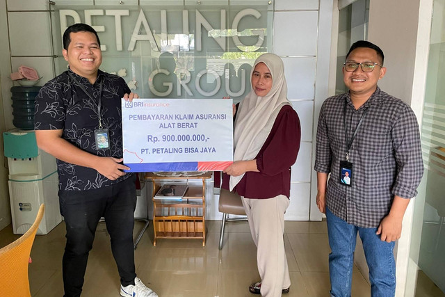 BRI Insurance membayar klaim asuransi sebesar Rp 900 juta kepada salah satu nasabah di Jambi. Foto: BRI Insurance