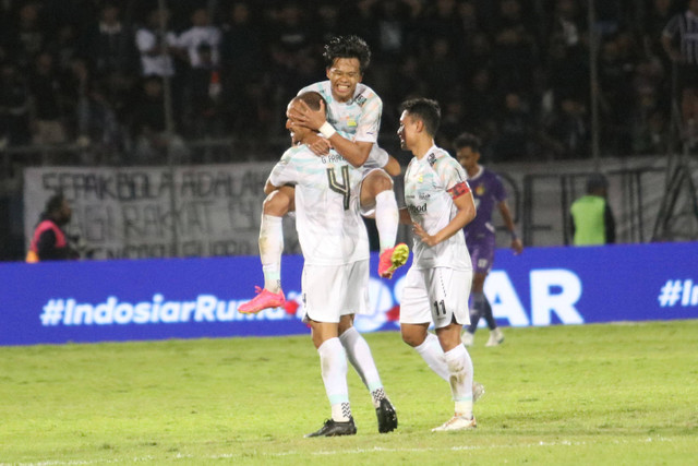 Selebrasi pemain Persib Bandung usai mencetak gol ke gawang Persik Kediri pada pertandingan Liga 1 di Stadion Brawijaya, Kediri, Jawa Timur, Senin (28/10/2024). Foto: Prasetia Fauzani/ANTARAFOTO