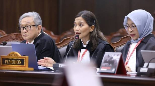 Kuasa Hukum Pemohon, Annisa E F Ismail menyampaikan perbaikan permohonannya pada sidang panel pengujian Undang-Undang Nomor 31 Tahun 1999 tentang Pemberantasan Tindak Pidana Korupsi  di Ruang Sidang MK, Jakarta, Senin (28/10/2024). Foto: Mahkamah Konstitusi RI