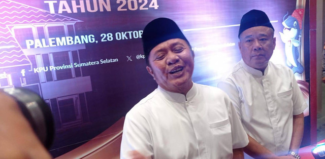 Calon Gubernur (Cagub) petahana Sumsel Herman Deru bersama Calon Wakil Gubernur (Cawagub) Sumsel Cik Ujang, usai debat pertama Pilgub Sumsel 2024 Foto : Abdullah Toriq/Urban Id
