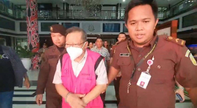 Oknum anggota DPRD Kalbar, PAM, saat dibawa ke mobil tahanan di Kejaksaan Tinggi Kalbar. Foto: Dok. Istimewa