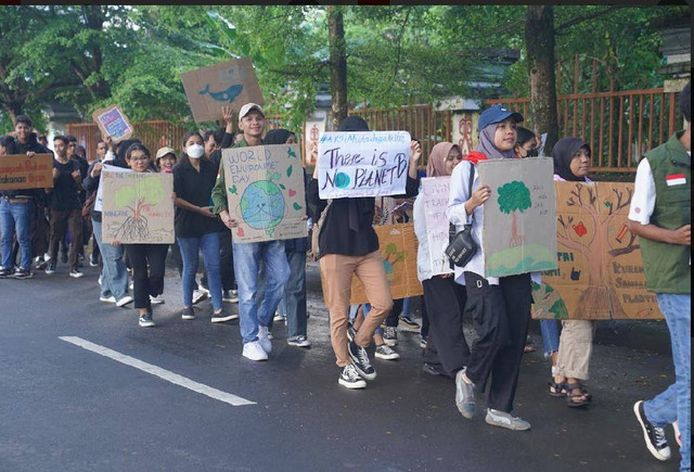 Aksi Muda Jaga Iklim (AMJI) saat menggelar Parade Sampah Plastik. Foto: Dok. Istimewa 