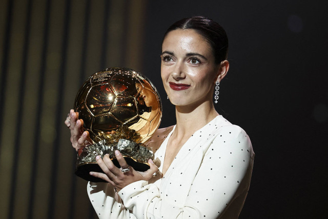 Gelandang Spansih Barcelona, Aitana Bonmati, menerima penghargaan Ballon d'Or Wanita dalam acara penganugerahan Ballon d'Or France Football 2024 di Theatre du Chatelet, Paris, pada 28 Oktober 2024. Foto: Franck Fife/AFP