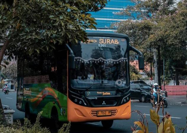 Bus Trans Jatim saat melintas di Surabaya. Foto: Official Trans Jatim