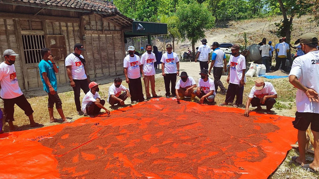 Pelatihan pembuatan pupuk organik di Desa Luwihaji, Kecamatan Ngraho, Kabupaten Bojonegoro. Senin (28/10/2024). (Aset: Istimewa)