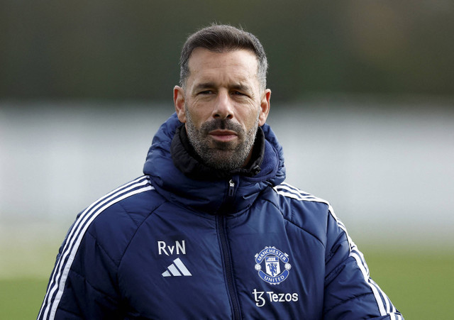 Asisten manajer Manchester United, Ruud van Nistelrooy, saat latihan. Foto: Jason Cairnduff/REUTERS