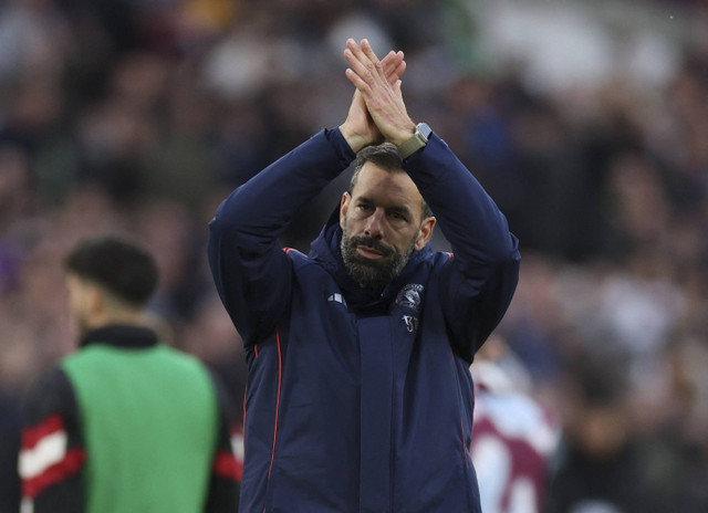 Ruud van Nistelrooy, memberikan tepuk tangan kepada para penggemar setelah pertandingan. Foto: Paul Childs/REUTERS