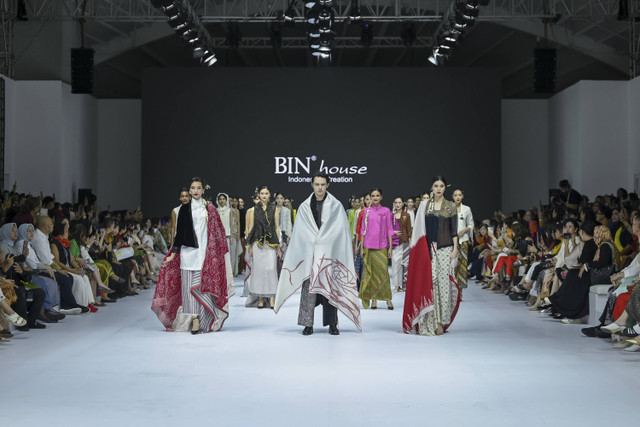 Peragaan koleksi busana BINhouse bertajuk "Sekapur Sirih" di Jakarta Fashion Week 2025, Pondok Indah Mall 3, Jakarta Selatan, Kamis (24/10/2024). Foto: dok. Jakarta Fashion Week