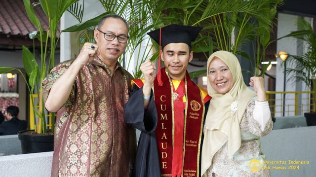 Foto Pribadi Nur Fauzi Ramadhan, Wisuda di Fakultas Hukum Universitas Indonesia, 2024.