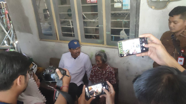 Menteri Sosial Saifullah Yusuf berbincang dengan warga saat menyambangi kediaman warga penerima bantuan di Kota Semarang pada Selasa (29/10/2024).  Foto: Rachmadi Rasyad/kumparan