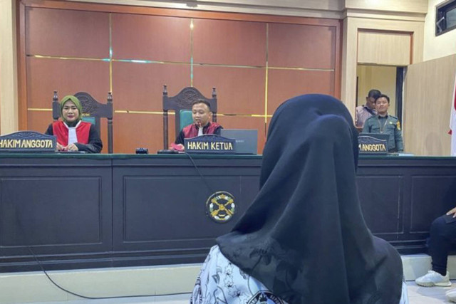 Guru honorer SDN 4 Baito Supriyani (jilbab) saat menjalani sidang di PN Andoolo, Kabupaten Konawe Selatan, Sulawesi Tenggara, Selasa (29/10/2024). Foto: La Ode Muh Deden Saputra/ANTARA