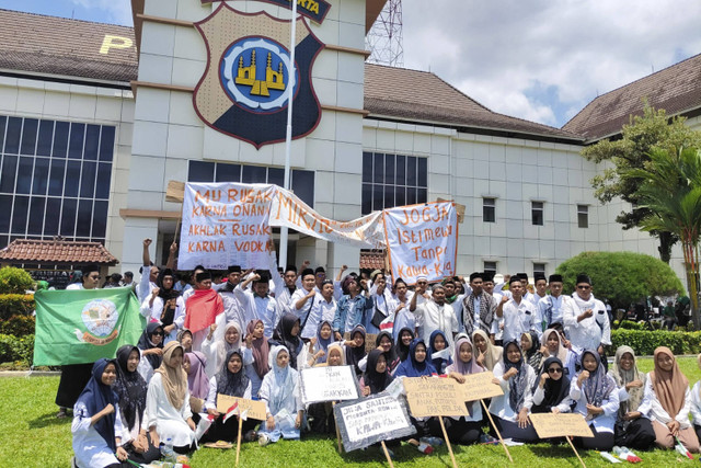 Ribuan santri dari berbagai pondok pesantren menggeruduk Polda DIY, Selasa (29/10/2024). Foto: Arfiansyah Panji Purnandaru/kumparan