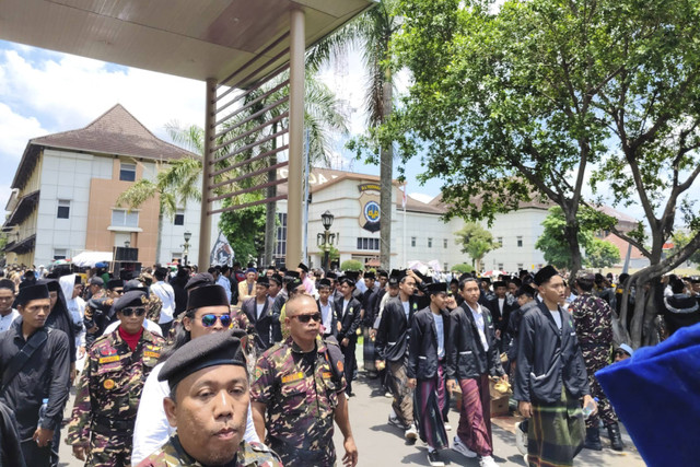 Ribuan santri dari berbagai pondok pesantren menggeruduk Polda DIY, Selasa (29/10/2024). Foto: Arfiansyah Panji Purnandaru/kumparan