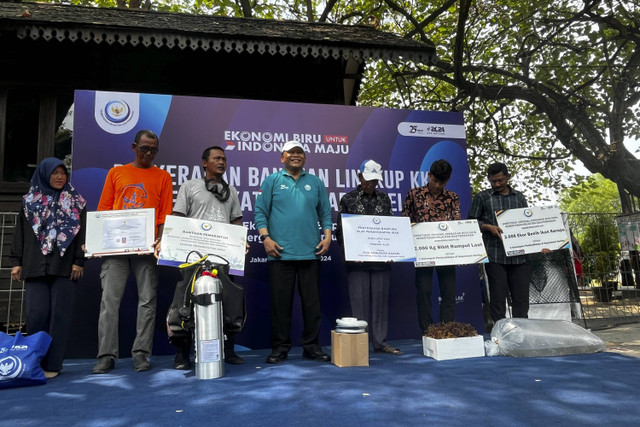 Simbolis bantuan sosial oleh Wamen KP Didit Herdiawan Ashaf di Pulau Untung Jawa, Kepulauan Seribu, Selasa (29/10/2024).  Foto: Widya Islamiati/kumparan