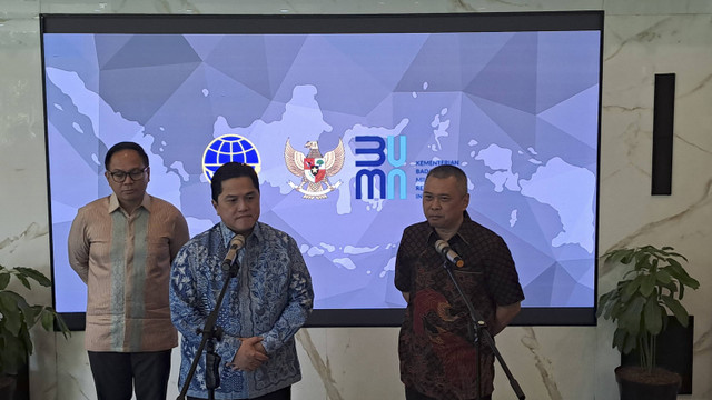 Menteri Badan Usaha Milik Negara (BUMN) Erick Thohir, Wakil Menteri BUMN, Kartika Wirjoatmodjo, dan Menteri Perhubungan (Menhub) Dudy Purwagandhi, di Kantor Kemenhub, Selasa (29/10/2024). Foto: Achmad Firdaus/kumparan