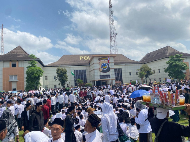 Ribuan santri memadati lapangan Polda DIY, Selasa (29/10). Foto: Resti Damayanti/Pandangan Jogja