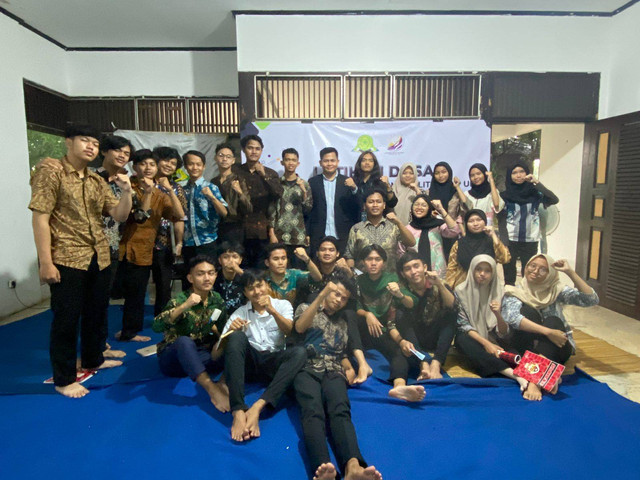 Mahasiswa Ilmu Politik berfoto bersama setelah menerima praktik sidang saat Latihan Dasar Kepemimpinan 2023 (26/11/23), sumber : pribadi 