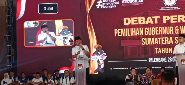 Cagub Sumsel Herman Deru saat di debat pertama Pilgub Sumsel 2024, Foto: Abdullah Toriq/Urban Id