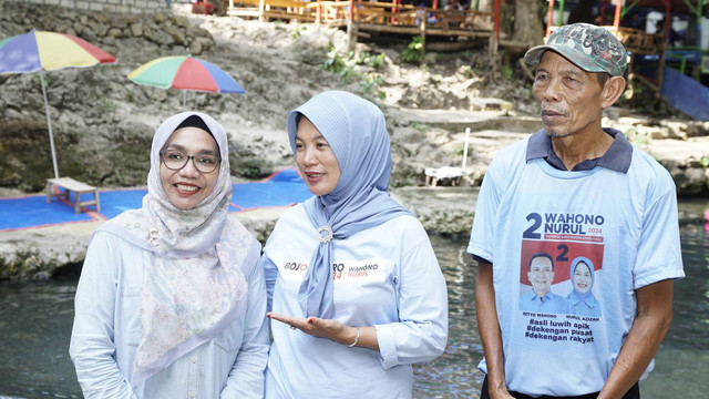 Calon Wakil Bupati Bojonegoao Nurul Azizah bersama Cantika Wahono, istri Cabup Setyo Wahono, saat kunjungi objek wisata Sumber Air Grogolan, di Desa Ngunut, Kecamatan Dander, Bojonegoro. Senin (28/10/2024). (Aset: Istimewa)