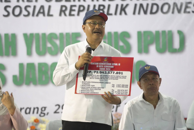 Mensos Saifullah Yusuf menyerahkan bantuan kepada penerima manfaat lansia dan penerima bantuan YAPI (Yatim, Piatu, Yatim Piatu) di Kota Semarang, Selasa (29/10/2024). Foto: Dok. Kemensos