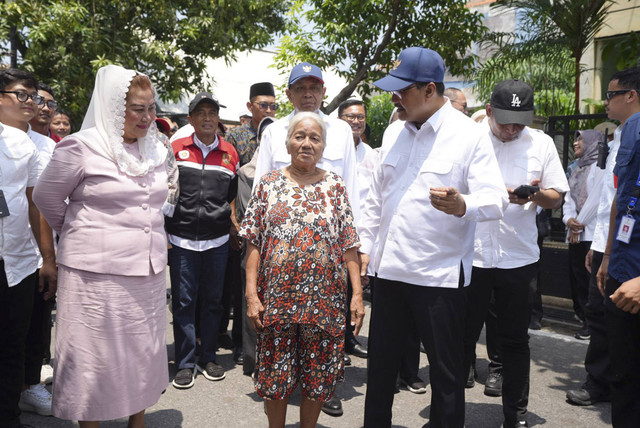 Mensos Saifullah Yusuf menyerahkan bantuan kepada penerima manfaat lansia dan penerima bantuan YAPI (Yatim, Piatu, Yatim Piatu) di Kota Semarang, Selasa (29/10/2024). Foto: Dok. Kemensos