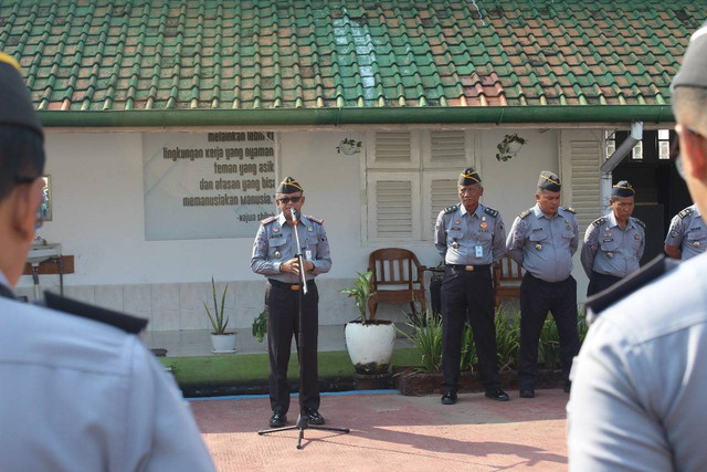 Apel Pagi Lapas Pekalongan: Penyematan Kenaikan Pangkat, Penghargaan Pegawai Teladan, dan Pembagian Multivitamin