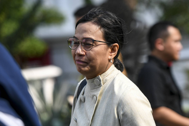 Menteri Keuangan Sri Mulyani Indrawati berjalan usai mengikuti rapat yang dipimpin Presiden Prabowo Subianto di Kompleks Istana Kepresidenan, Jakarta, Selasa (29/10/2024). Foto: Hafidz Mubarak A/Antara Foto 