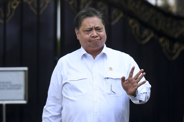 Menko Perekonomian Airlangga Hartarto berjalan usai mengikuti rapat yang dipimpin Presiden Prabowo Subianto di Kompleks Istana Kepresidenan, Jakarta, Selasa (29/10/2024). Foto: Hafidz Mubarak A/Antara Foto 