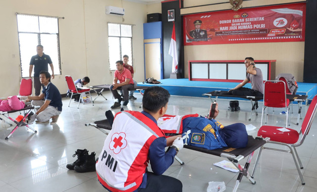 Kegiatan donor darah yang digelar di Mapolres Sekadau. Foto: Dok. Humas Polres Sekadau