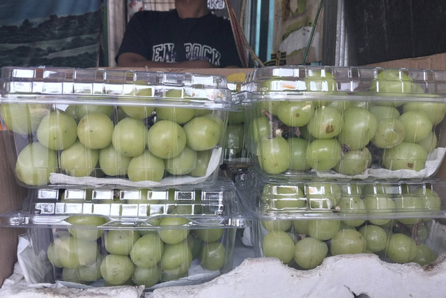 Anggur Shine Muscat yang dijual di Pasar Badung dan di penjual buah pinggir jalan. Foto: Denita BR Matondang/kumparan