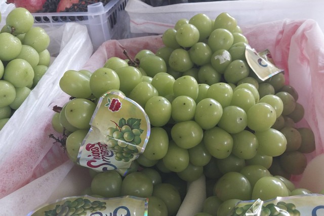 Anggur Shine Muscat yang dijual di Pasar Badung dan di penjual buah pinggir jalan. Foto: Denita BR Matondang/kumparan