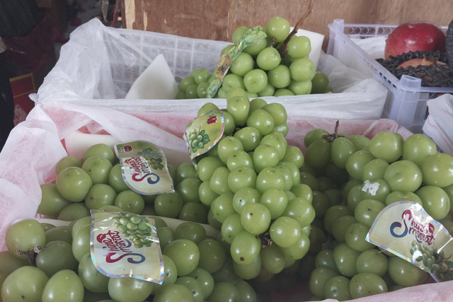 Anggur Shine Muscat yang dijual di Pasar Badung dan di penjual buah pinggir jalan. Foto: Denita BR Matondang/kumparan